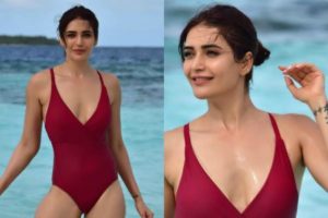 Read more about the article Karishma Tanna Flaunts Her Sexy Curves In Red Monokini