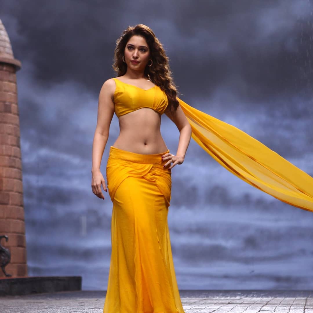 Tamannaah Bhatia Hot Photos Exposing Her Hot Navel