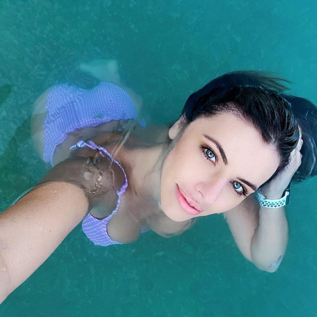Mode-Adriana-Chechik-Wiki
