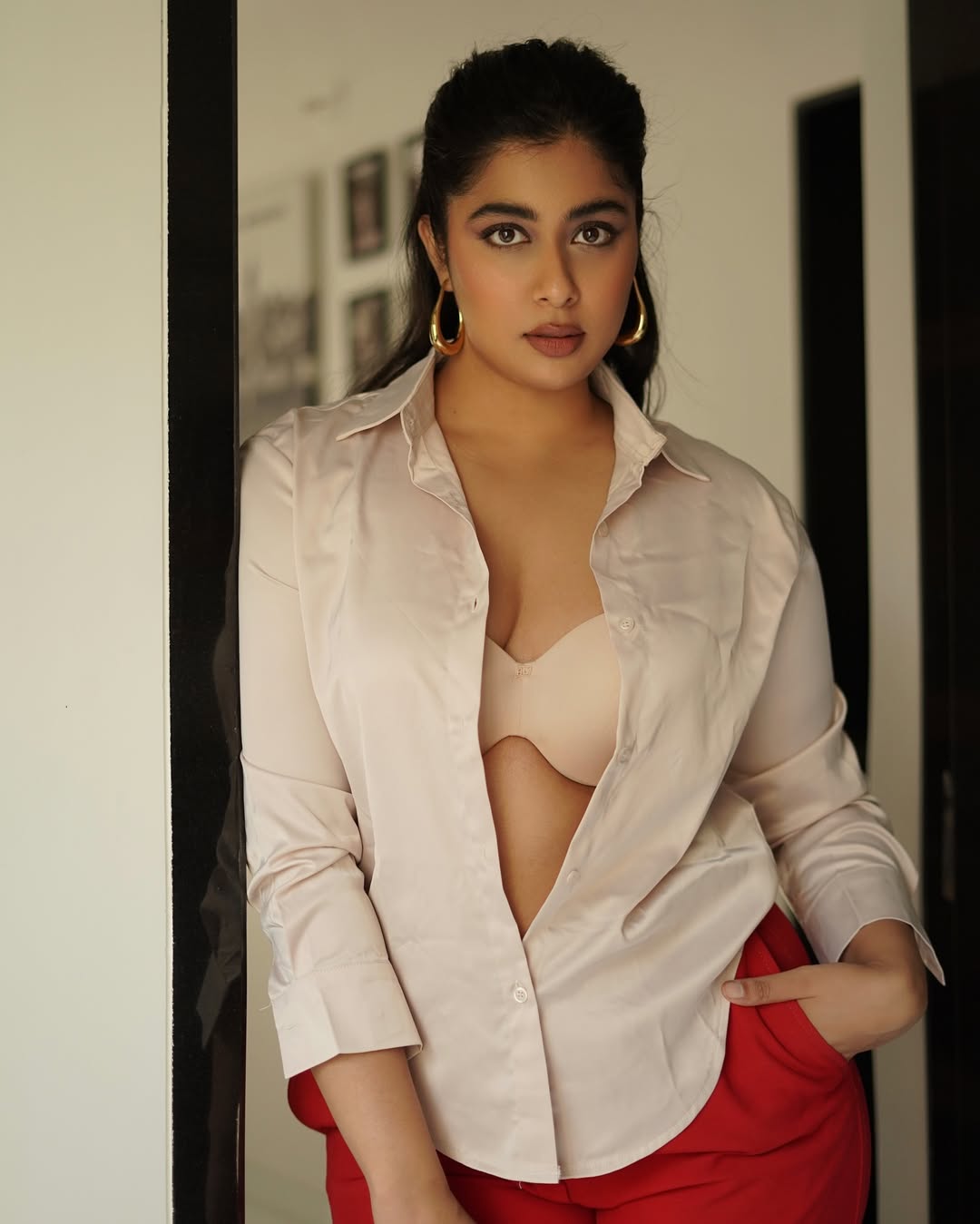 Nikita Sharma Flaunting her ample cleavage 