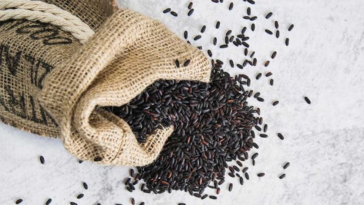 Black sesame seeds reduce graying of hair