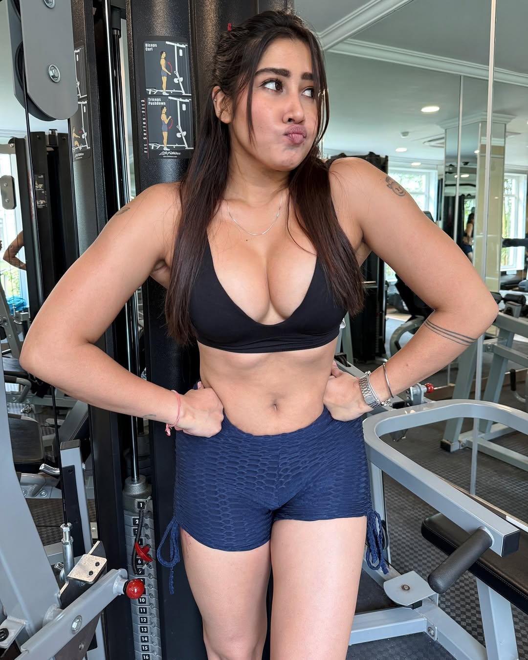 Sofia Ansari Clevage Pictures