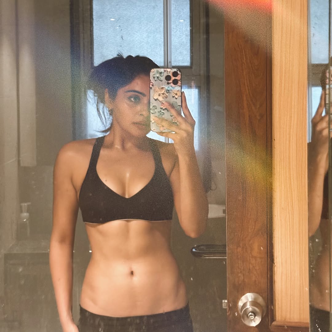 Yukti Kapoor Sexy Abs