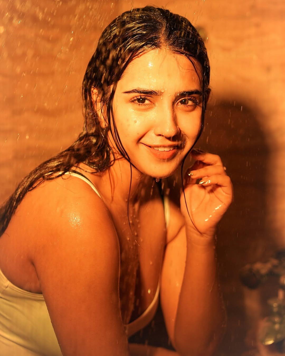 Roshni Walia Clevage