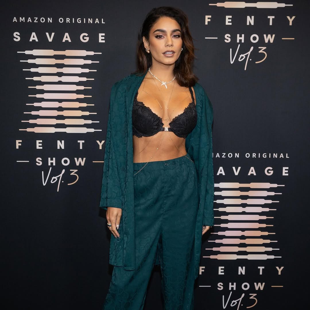 Vanessa Hudgens in Bra Clevage